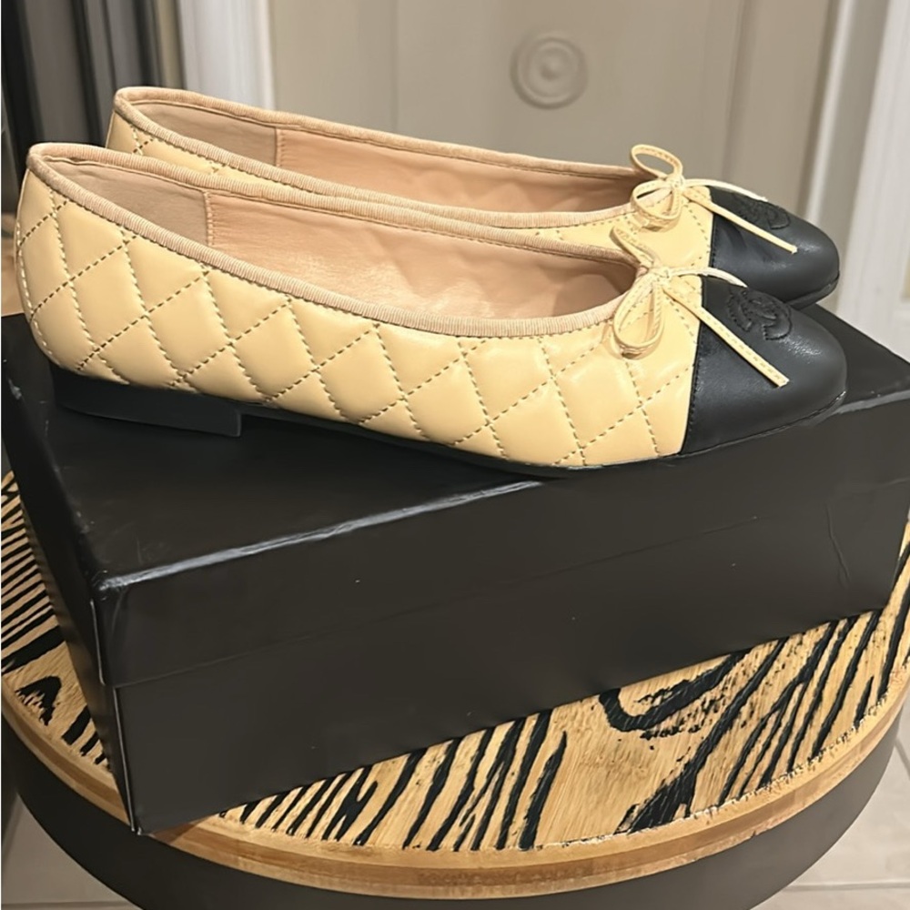 Chic ballet bow Quilted sz 39/8.5 Beige and Black Women's Flats